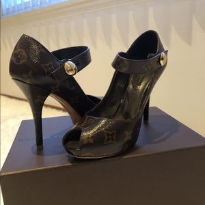 Authentic LV pumps. Sz 37